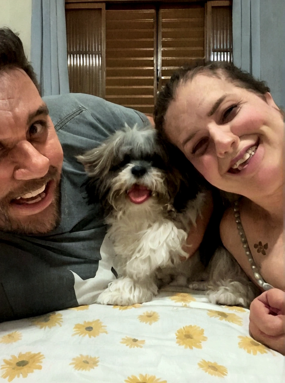 Casal no estilo disney em alta qualidade com cachorro no colo