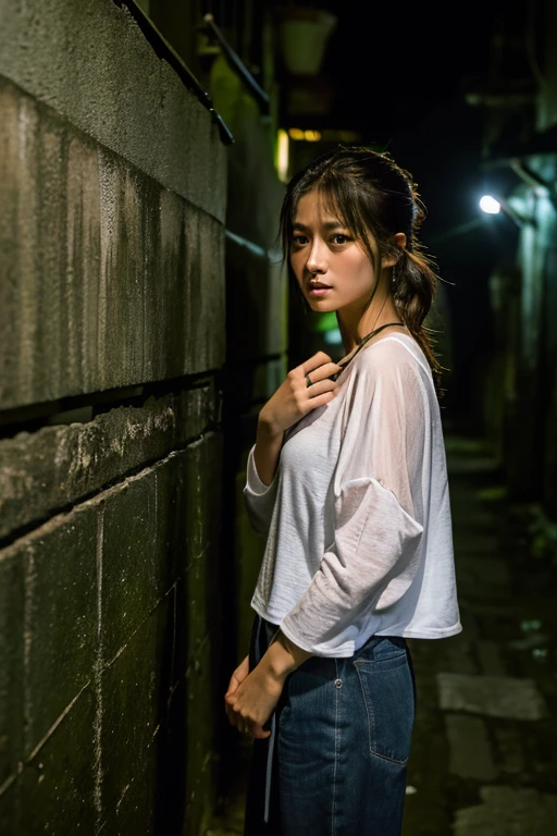highest quality、masterpiece、High sensitivity、High resolution、One Woman、Looking at me with a frightened expression、In a dimly lit back alley、His clothes were cut with a knife、Covering exposed skin with hands、