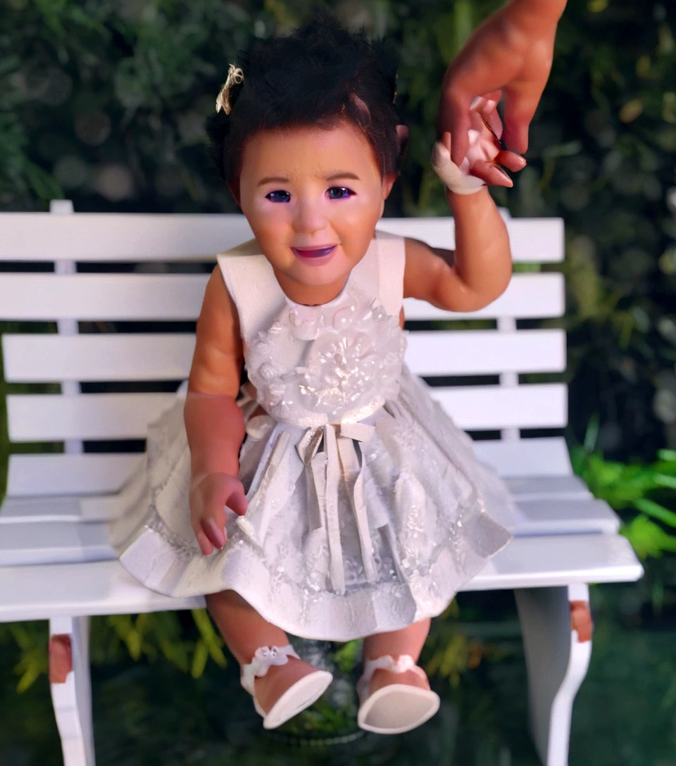 Baby cartoon character , cabelos cacheado e castanhos e curtos, olhos castanhos escuros, pele morena clara, Caractere estilizado, animation style rendering, 3D estilizado, Arnold Maya rendering, Stylized 3D rendering, toon render screenshot, Personagem 3D, Personagem 3D, Stylized 3D rendering, 3D character rendering, personagem de desenho animado, Personagem de close up, Pose de personagem, (Estilo Pixar) (parte mestre:1.2) (Bokeh) (melhor qualidade) (pele detalhada) (textura detalhada) (8K) (argila) (cinematic lighting) (sharp focus