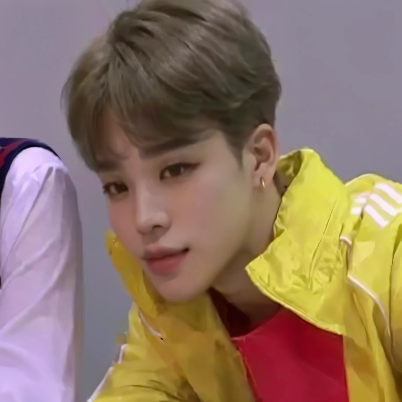 um close up de uma pessoa sentada em uma mesa com um controle remoto, accurate Jimin face, Jimin\o nariz grego, Jimin\the right eyelid is swollen, Jimin\the full lips, Jimin, park Jimin, ironic smile, Jungkook, Yanjun Chengt, adorable and pale korean face, ele parece um servo humano, todos do grupo nct