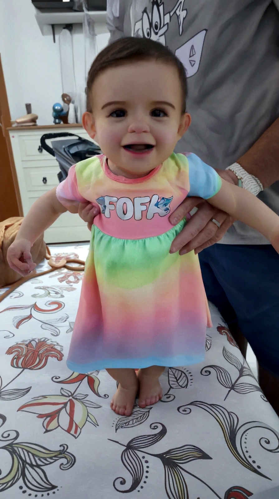 There's a girl standing in front of a fireplace, menina bonito vestindo o terno do tanque, she is smiling and excited, is wearing a swimsuit, muito bobo olhando, vestindo malha, barnet, um alambique de um feliz, Divertindo-se ao sol, smiling and dancing, foto de retrato, shiny swimsuit, alexa grace, super adorable, super fofo