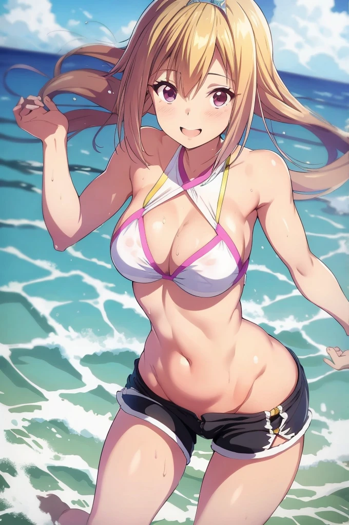 Tiara, top corto, sin mangas, shorts cortos, jugando en el oceano, salpicando agua con sus manos, gran sonrisa