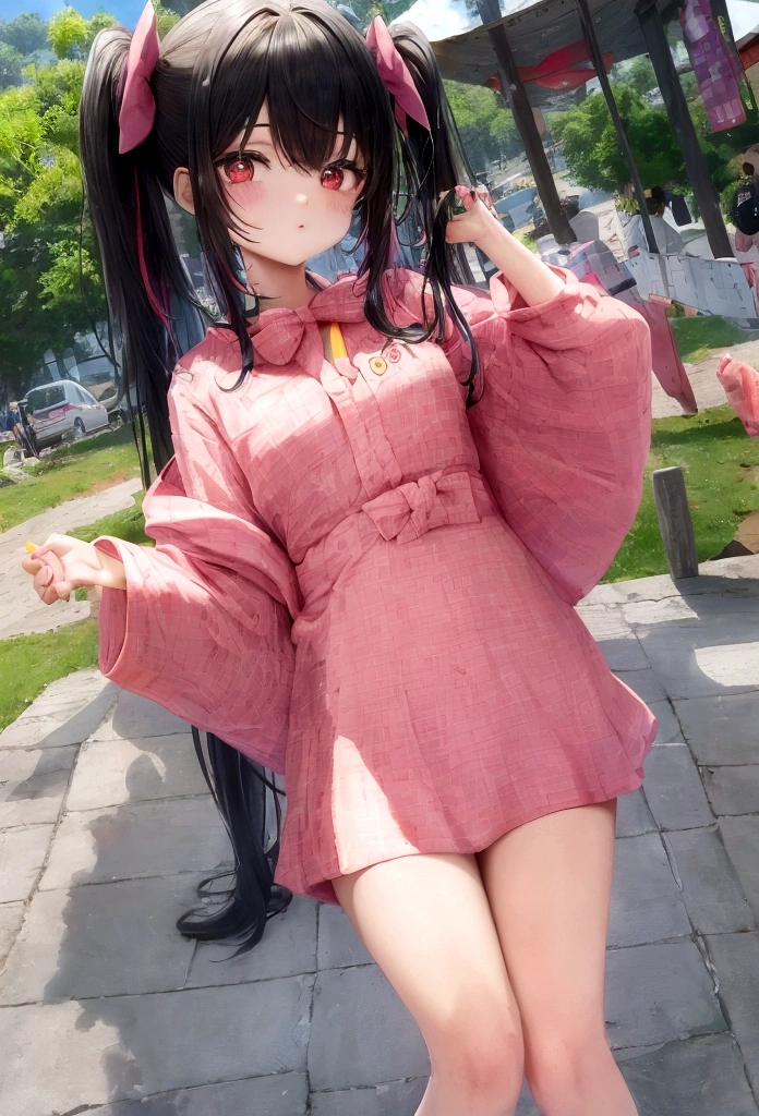 una chica anime de ojos rojos, black hair with pink highlights with small hair bow with small blue and yellow cubes decoration on the bow, en el lado derecho de la cabeza. Ella viste un kimono de color rosa. Camina en un festival de verano con ellos