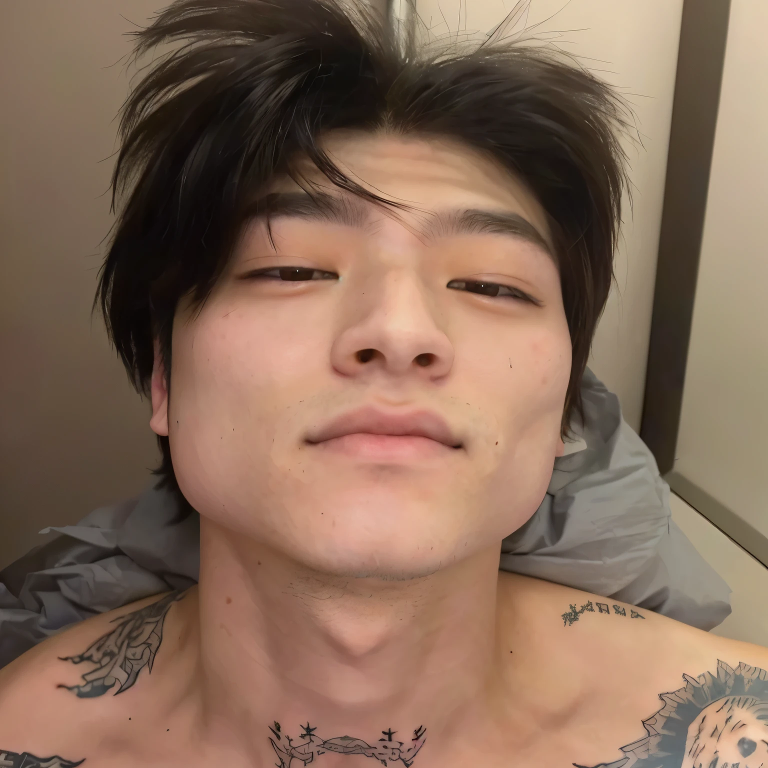 sharpened man with a tattoo on his chest and neck, Jimin\the right eyelid is swollen, grande corte no rosto, androgynous face, rosto deformado, rosto limpo e sangrento brutal, taken at the beginning of 2020, Jimin\the full lips, levemente cicatrizada em seu rosto, cute japanese demon boy, arrombado cara esmagada