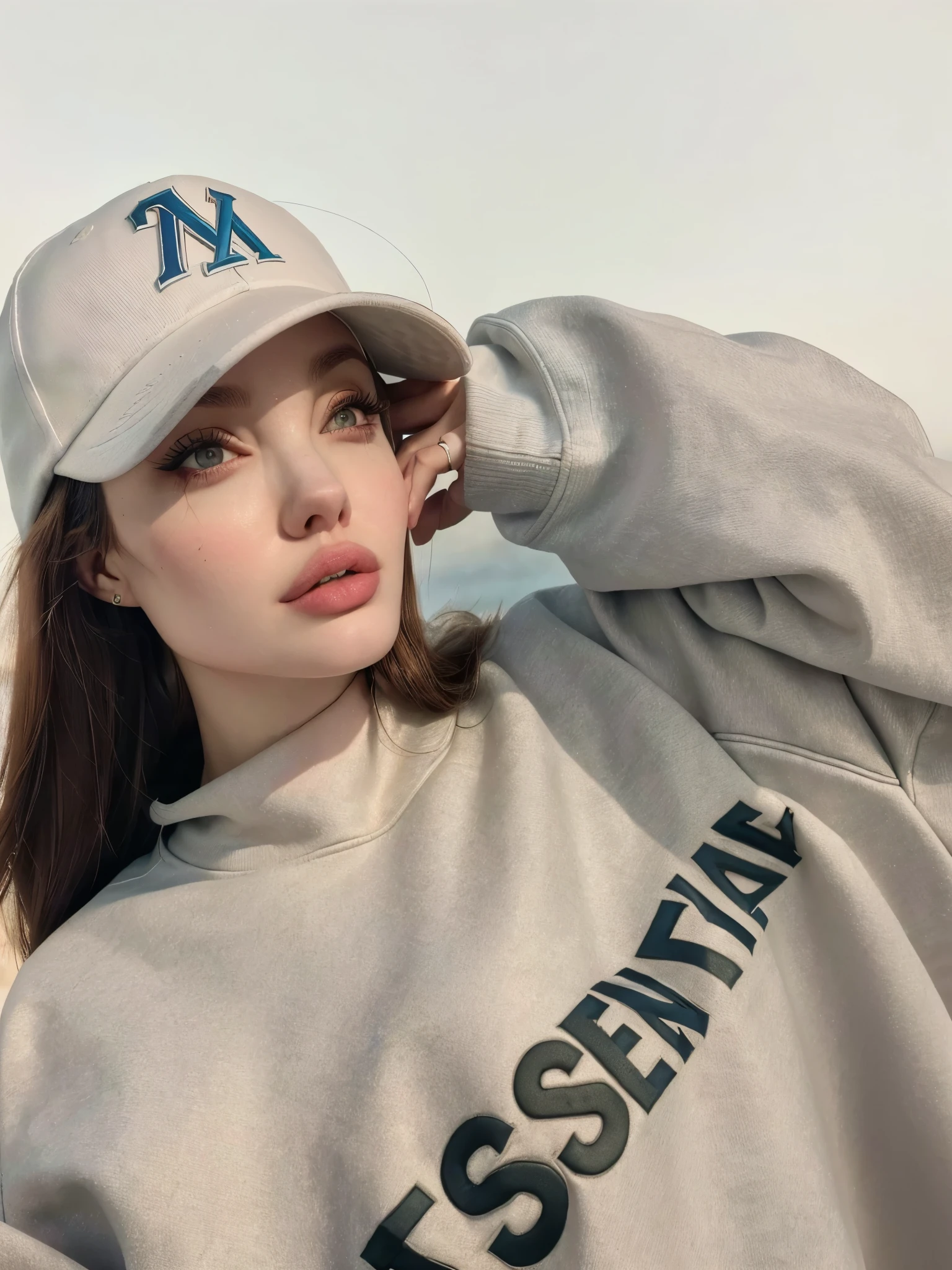 A closeup of a woman wearing a baseball cap and a sweatshirt, cerveza madison, ava max, vistiendo un pescador 🧥, Angelina Jolie, foto de perfil, Retrato de Sophie Mudd, Kailee Mandel, 😭 🤮 💕 🎀, bella poarch, card b, modelo de instagram, imagen de perfil, 🤬 🤮 💕 🎀, ella lleva ropa de calle