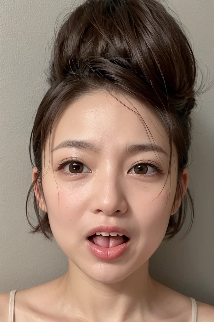 （Reptilian face）（48-year-old pregnant woman）（A nude, pale-skinned Japanese man）（The right eye pupil faces up and to the right, and the left eye pupil faces up and to the left.）（Mouth open with tongue hanging out）（Hair style: Short cut）
