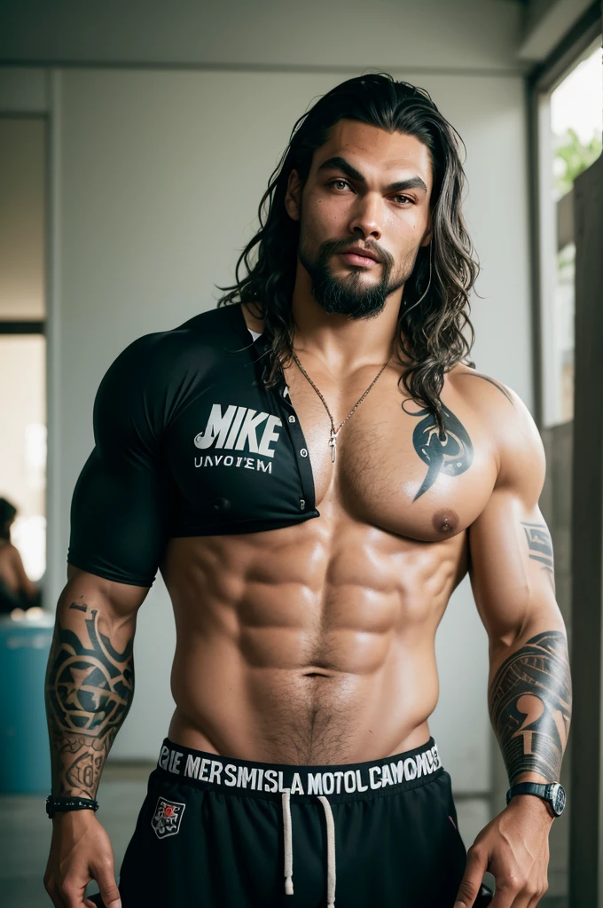 Jovem parecido com jason momoa, pele clara olhos azuis ,sem camisa algumas tatoos,usando um colete aprova de balas,short preto da nike uma pistola na cintura
Em um baile funk em uma favela
Realista