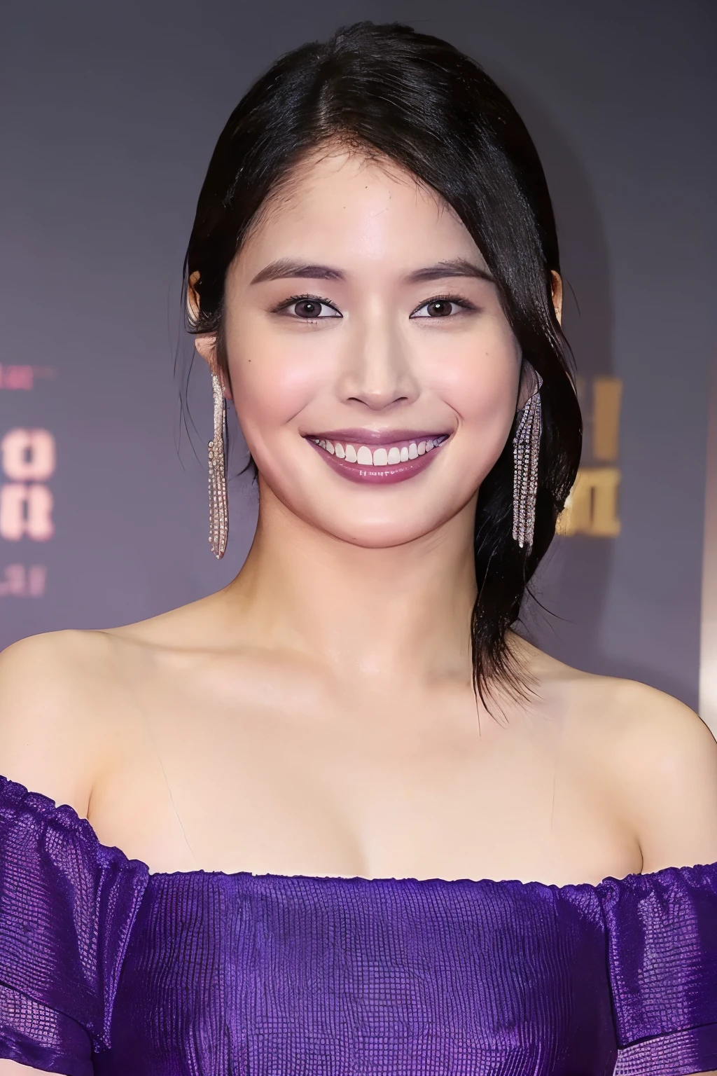 Black Hair、Smiling、Big Breasts、Sexy body、A sexy purple dress with a low neckline、On the red carpet、At a film festival crowded with many spectators