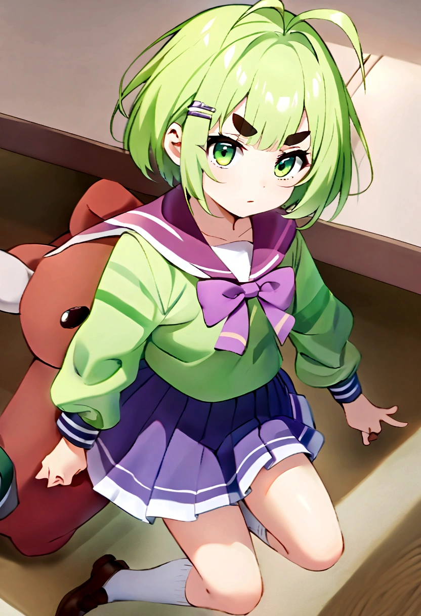 Green short hair，Green Eyes，Purple bow，Hairpin，Purple and sailor collar，Striped sailor suit，Blue pleated skirt，White socks，leather shoes，Antenna Hair，Doudou Eyebrows