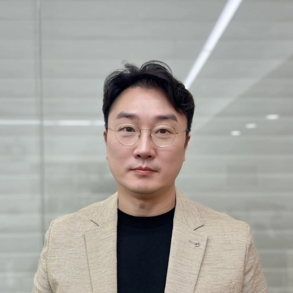 Best Quality, 8k, Masterpiece, (Portrait: 1.3), (photo realistic:1.4), (hyper realistic:1.4), Sharp Focus, looking at viewer, (smoother lighting:1.1), (increase cinematic lighting quality:0.9), realistic lighting, backlighting, light on face, ray trace, (brightening light:1.2), (Increase quality:1.4), sharp detail, (best quality real texture skin:1.4), finely detailed eyes, black_eyes, finely detailed face, 25 year old Korean woman