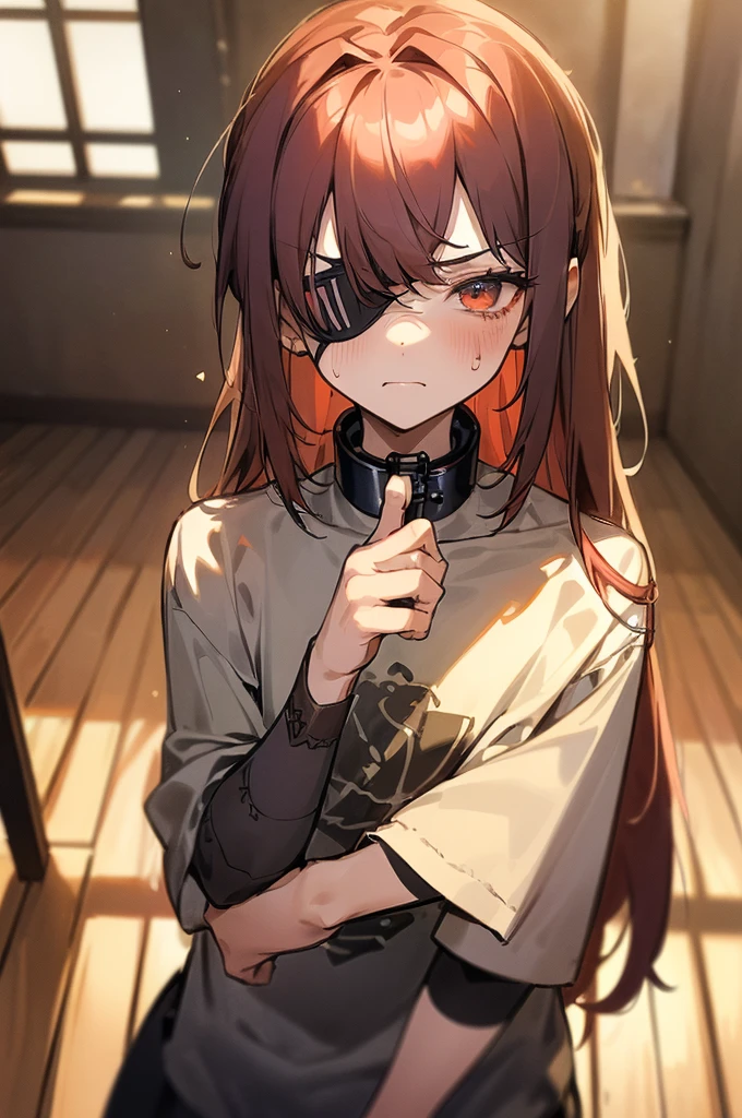 She's a little petite and、、It has a slender physique. She has long red curly hair and a scrunchie behind her. She wears denim hot pants、I'm wearing a gray hoodie, Her feet are barefoot、time々I'm wearing flip flops.