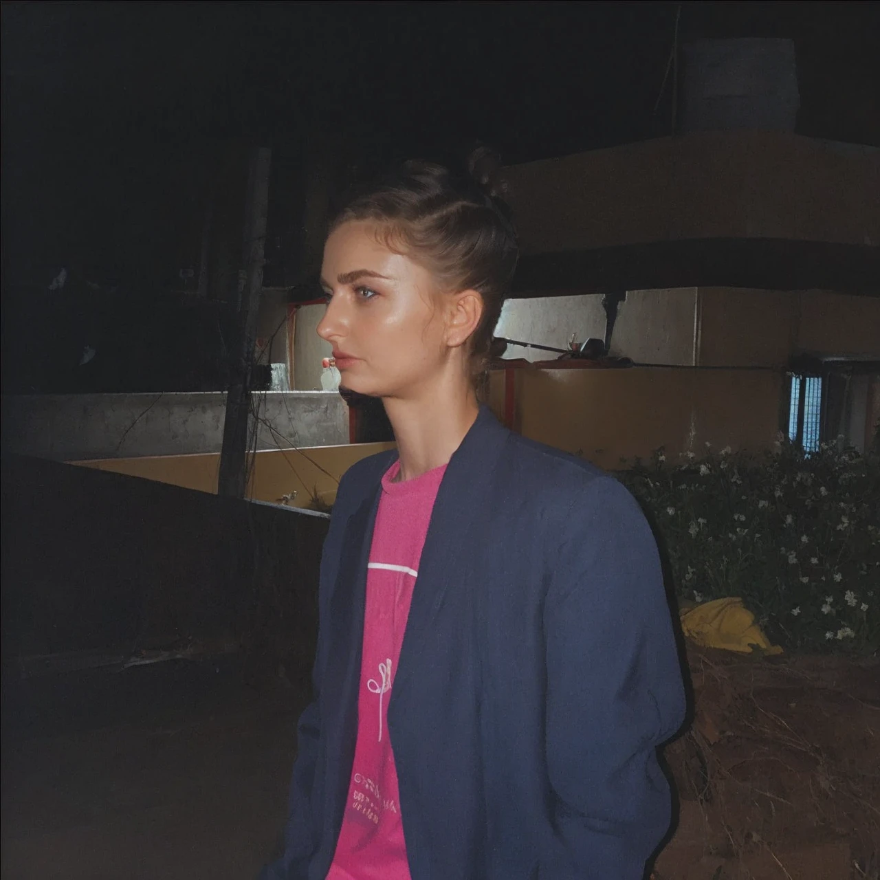 RAW,( 23 year old woman, sitting on a bench ),[ gran detalle: ( ojos: Maisie Williams),(frente : Laure lipton),(jaw angle: Laure Lipton),(cejas: Laure Lipton),(jawline: Maisie Williams),(Eyelids: Laure Lipton),,(hairstyle: Laure lipton),(nariz: Maisie Williams),(boca: Maisie Williams),(Breast: Laure lipton)]