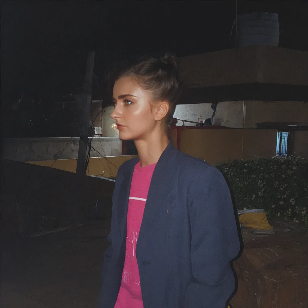RAW,( 23 year old woman, sitting on a bench ),[ gran detalle: ( ojos: Maisie Williams),(frente : Laure lipton),(jaw angle: Laure Lipton),(cejas: Laure Lipton),(jawline: Maisie Williams),(Eyelids: Laure Lipton),,(hairstyle: Laure lipton),(nariz: Maisie Williams),(boca: Maisie Williams),(Breast: Laure lipton)]