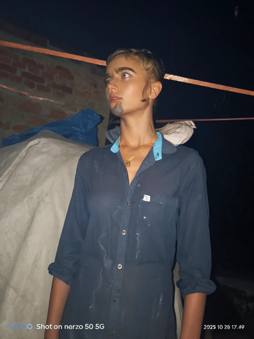 RAW,( 23 year old woman, sitting on a bench ),[ gran detalle: ( ojos: Maisie Williams),(frente : Laure lipton),(jaw angle: Laure Lipton),(cejas: Laure Lipton),(jawline: Maisie Williams),(Eyelids: Laure Lipton),,(hairstyle: Laure lipton),(nariz: Maisie Williams),(boca: Maisie Williams),(Breast: Laure lipton)]