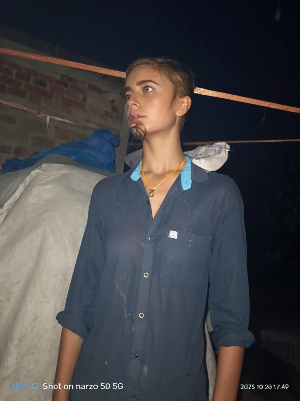 RAW,( 23 year old woman, sitting on a bench ),[ gran detalle: ( ojos: Maisie Williams),(frente : Laure lipton),(jaw angle: Laure Lipton),(cejas: Laure Lipton),(jawline: Maisie Williams),(Eyelids: Laure Lipton),,(hairstyle: Laure lipton),(nariz: Maisie Williams),(boca: Maisie Williams),(Breast: Laure lipton)]