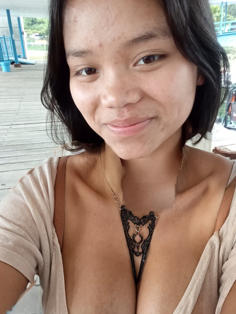 Cleavage, cleavage, medium breast