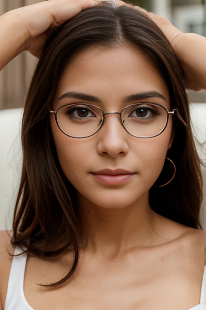 Imagem do rosto uma mulher de cabelos pretos, olhos castanhos e pele morena. Foto bem de perto aparecendo o rosto, hair and neck, formas perfeitas, symmetrical face, modern eyeglass frame