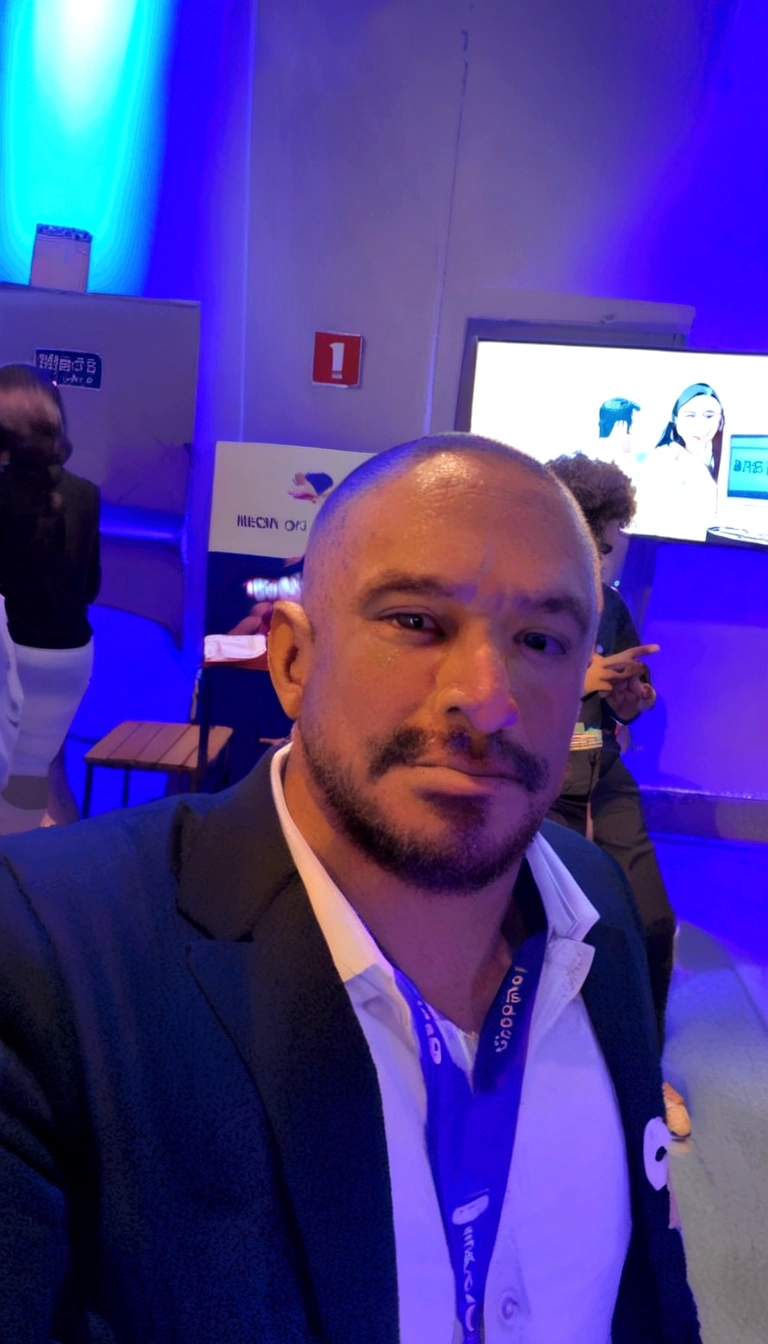 Homem de terno e gravata em frente a uma TV, carec, Foto do perfil, 