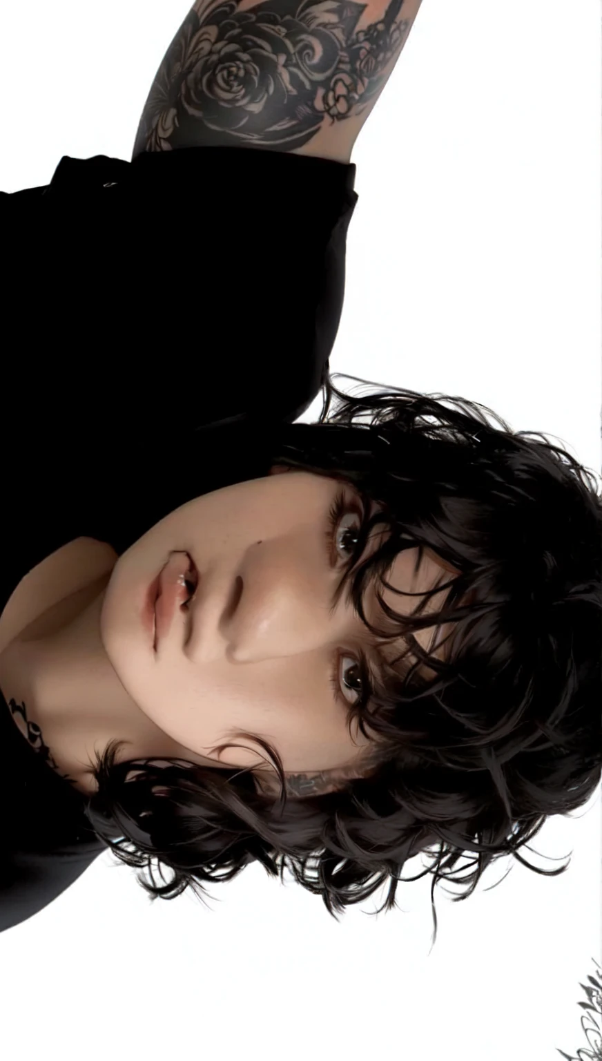 fit man with a tattoo on his arm and a black shirt, Finn Wolfhard, primeira onda, por Tadashi Nakayama, Yoongi de cabelo preto, ele tem cabelo castanho curto e encaracolado, Declan McKenna, paru itagaki, franja encaracolada, eiko ishioka, menino tem cabelo preto curto, Timótee Chalamet, masami kurumada