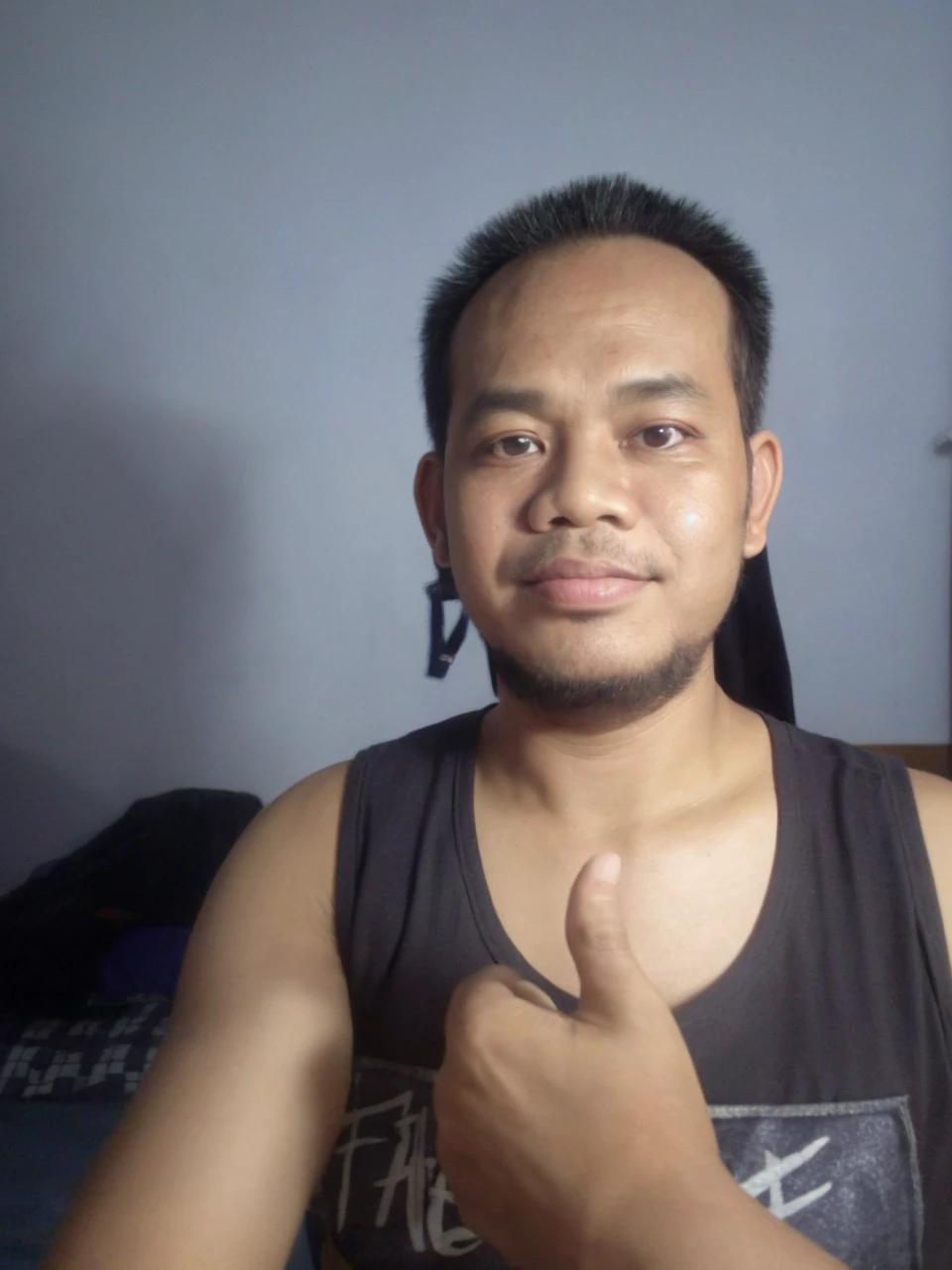 seorang pria indonesia umur 32 tahun, wajah berbentuk oval, (wajah sangat bersih), mengenakan pakaian tradisional, termasuk jubah putih dan jas biru. Di kepalanya memakai songkok warna hitam. Latar belakang gambar berwarna biru tua yang kabur, menatap kamera. cahaya alami, kualitas terbaik, mata realistis, sangat detail, resolusi ultra tinggi, long shot