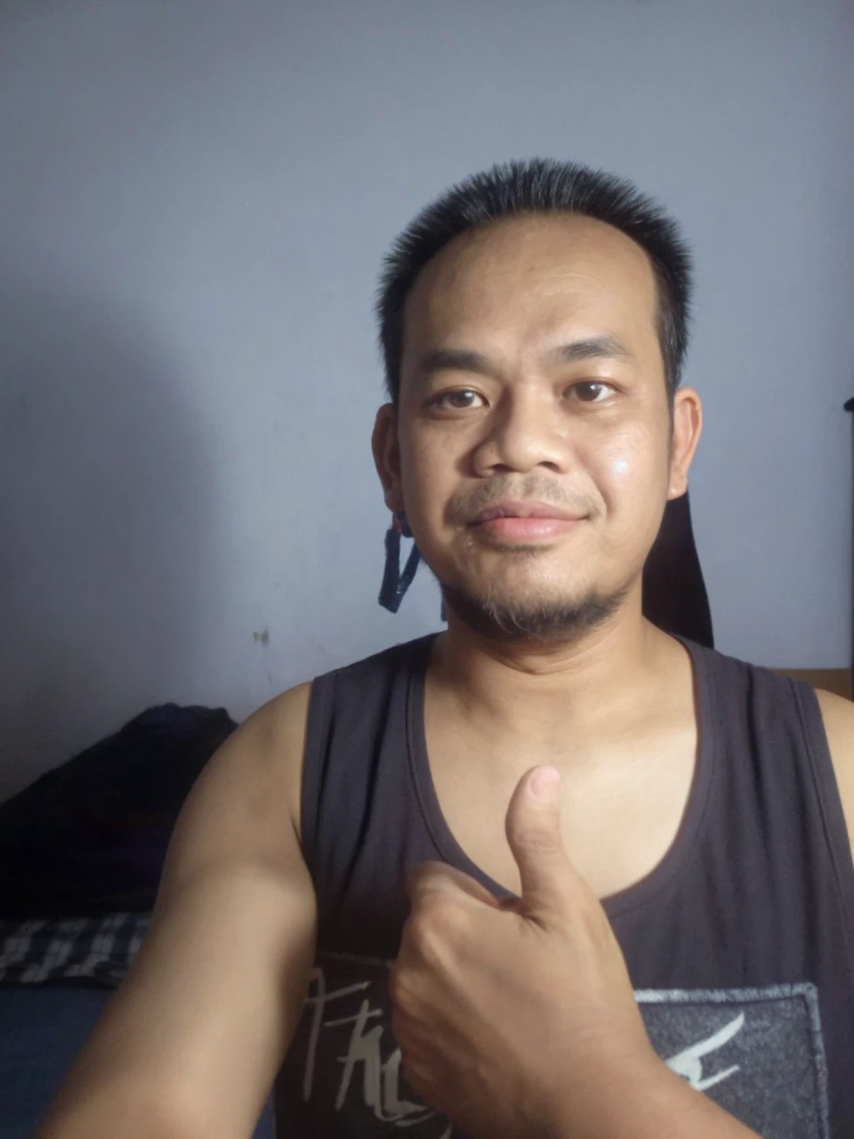seorang pria indonesia umur 32 tahun, wajah berbentuk oval, (wajah sangat bersih), mengenakan pakaian tradisional, termasuk jubah putih dan jas biru. Di kepalanya memakai songkok warna hitam. Latar belakang gambar berwarna biru tua yang kabur, menatap kamera. cahaya alami, kualitas terbaik, mata realistis, sangat detail, resolusi ultra tinggi, long shot