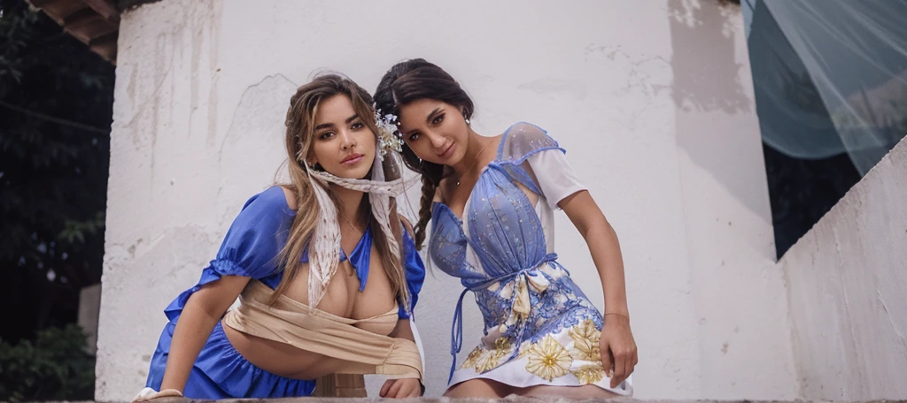 obra maestra, mejor calidad, fondo de pantalla 8k extremadamente detallado, 1 chica, al aire libre, elena(carril azul),strapless vestido, vestido, layered vestido,flor blanca, adorno para el pelo, ojos morados, (gargantilla), describir, (guantes negros), piernas desnudas,