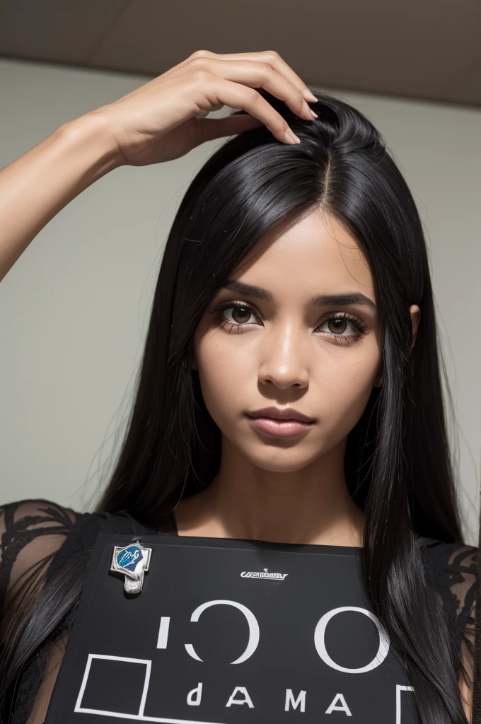 Uma mulher negra do cabelo crespo segurando uma placa escrita Neymara modas