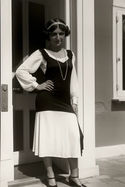 Tetouan, 1936. Full body portrait of a young ((((25 Jahre alt)) Sira Quiroga)), Nice, schlank, in einer Schneiderwerkstatt, ein Kleid an einer Schaufensterpuppe befestigen, ((((modische Kleidung aus den 1930er Jahren)))), ((Frisur der 1930er Jahre)), (bunt)