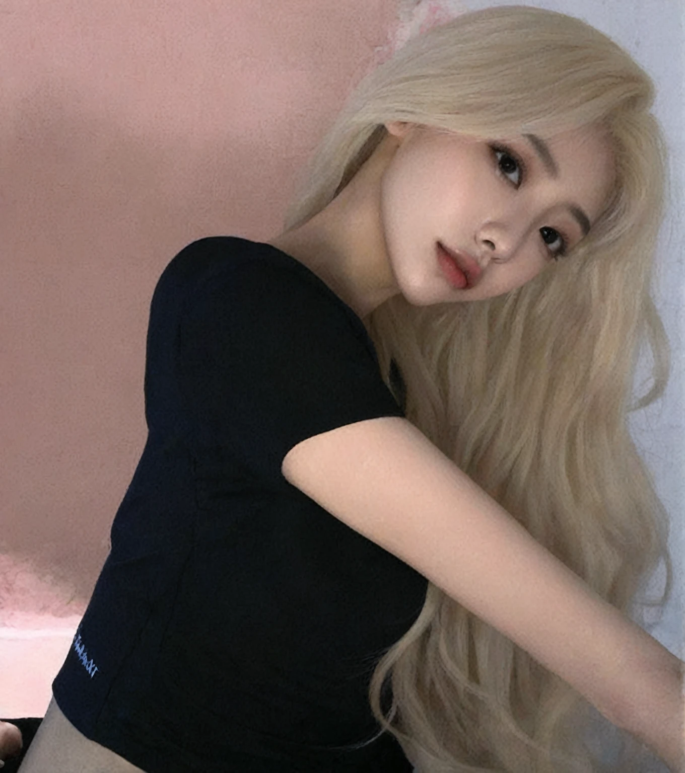 blond woman com cabelo comprido posing in a black top and jeans, ava max, com longos cabelos loiros, com longos cabelos brancos, com cabelos longos brancos, coreana, parque roseanne de blackpink, Ulzzang, her hair is white, cabelo loiro extremamente claro, cabelo loiro muito claro, com cabelo comprido, linda mulher sul-coreana, longos cabelos brancos e franja