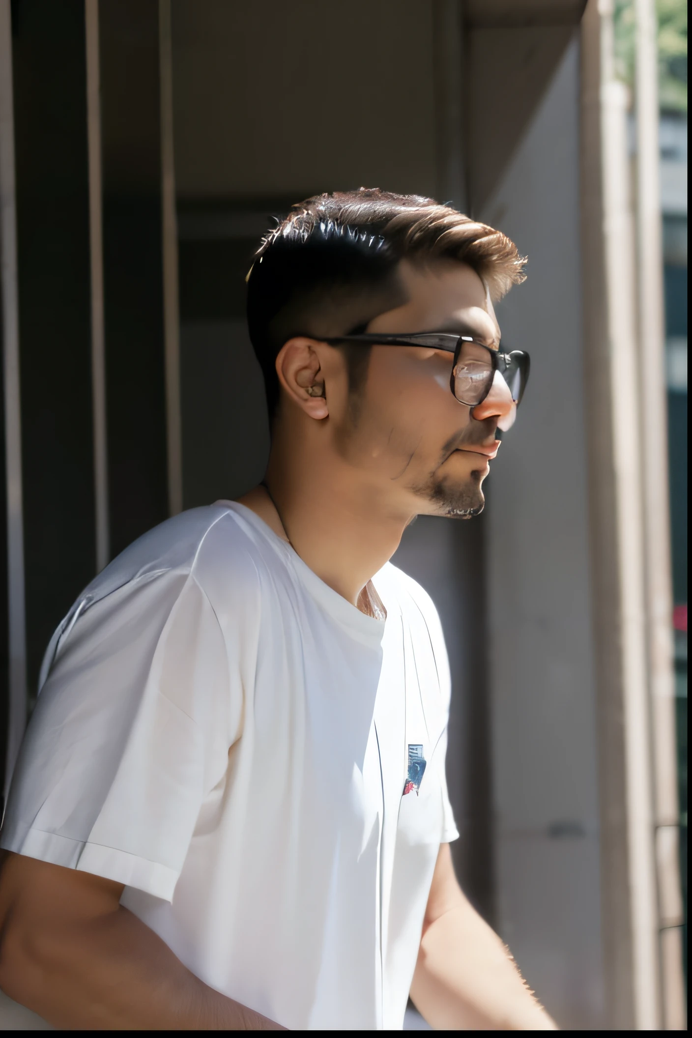 Homem branco jovem cabelo muito curto , cabelo raspado, cabelo baixo, glasses in the urban center, cidade grande, buildings, jardins, São Paulo, cabelo curto, basic shirt, camisa laranja