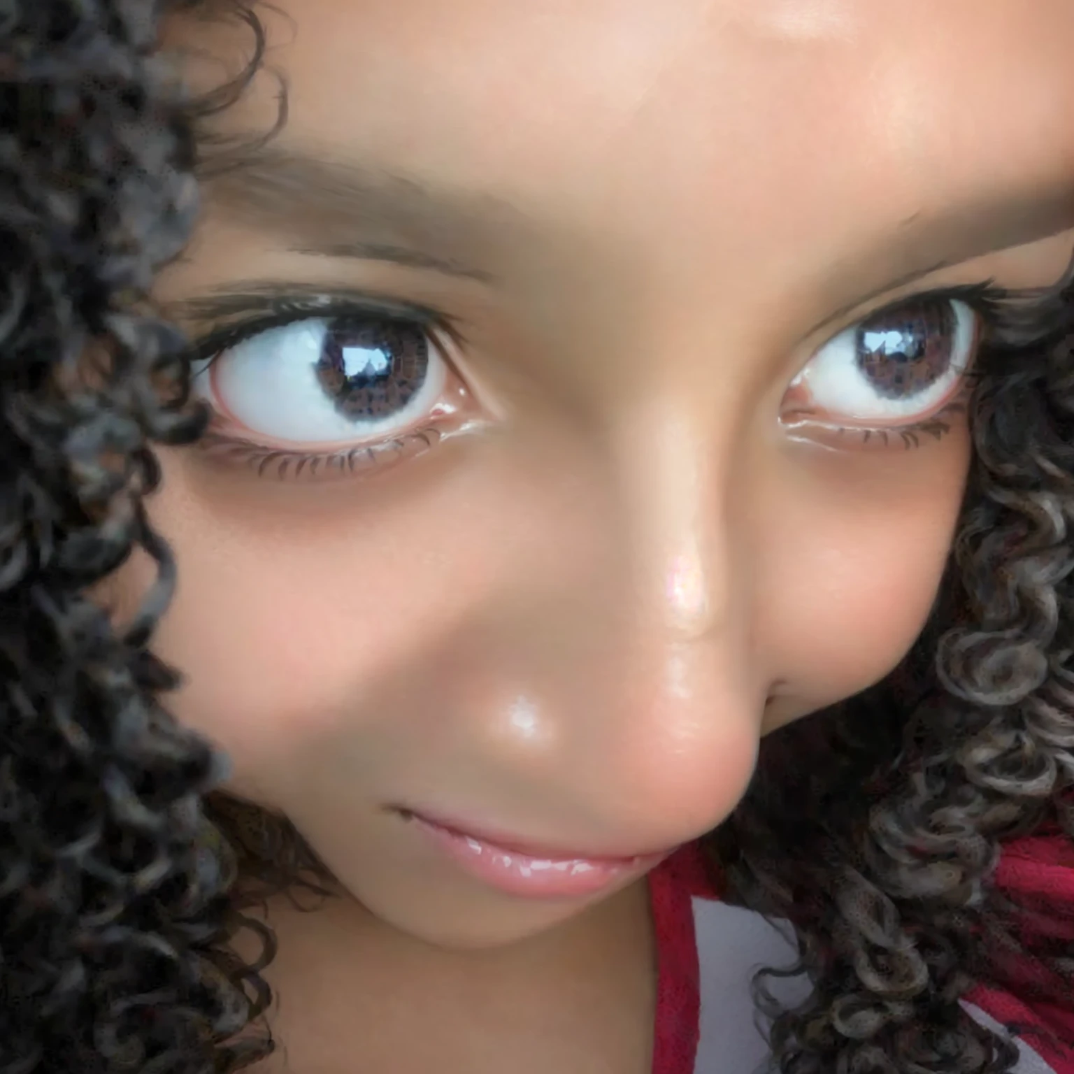 There's a curly-haired young woman smiling at the camera, com pele morena, com olhos assombrados e cabelos cacheados, fechar o rosto, close up of the head, ela tem pele morena oliva, parecendo muito bobo, cabelo preto e olhos grandes, seu rosto emoldurado por cachos, cabelos cacheados, close do rosto, Pele castanha clara!, fechar no rosto