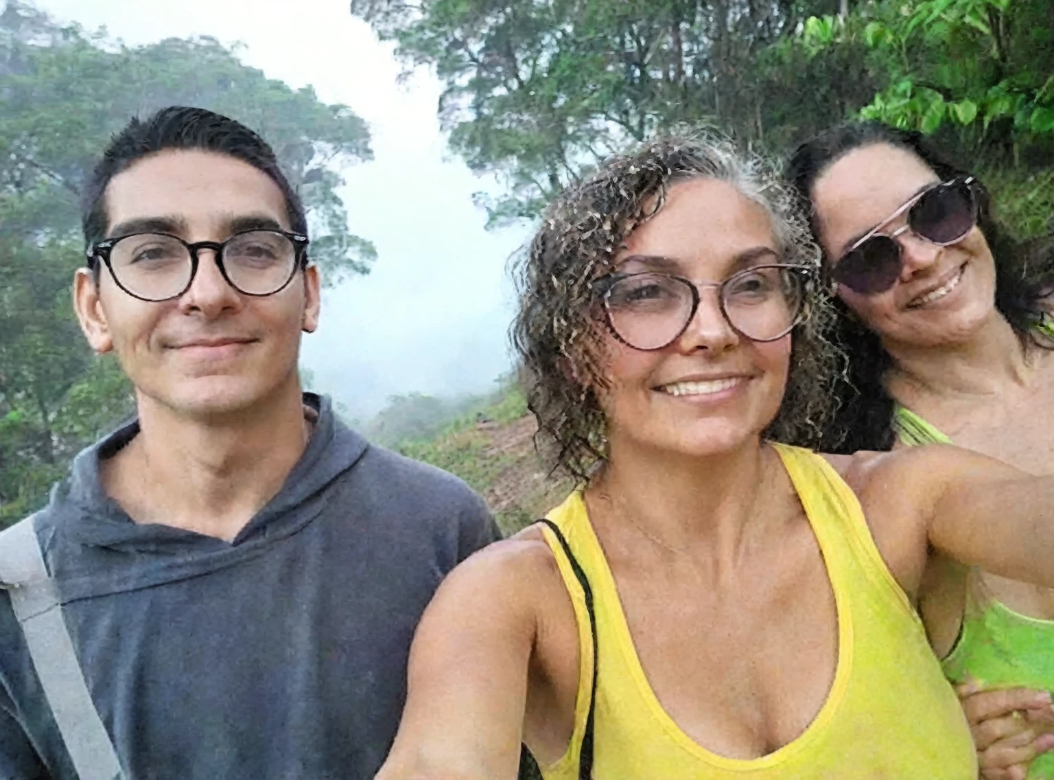 There are three people who are taking a selfie together, imagem de perfil, enevoado day outside, Nevoeiro ao fundo, imagem de avatar, imagem de perfil, powder Nándor Katona, taken at the beginning of 2020, enevoado!, com neblina, na montanha, imagem de perfilture, na frente de um fundo de floresta, com montanhas ao fundo, old camera, foto antiga, vhs.