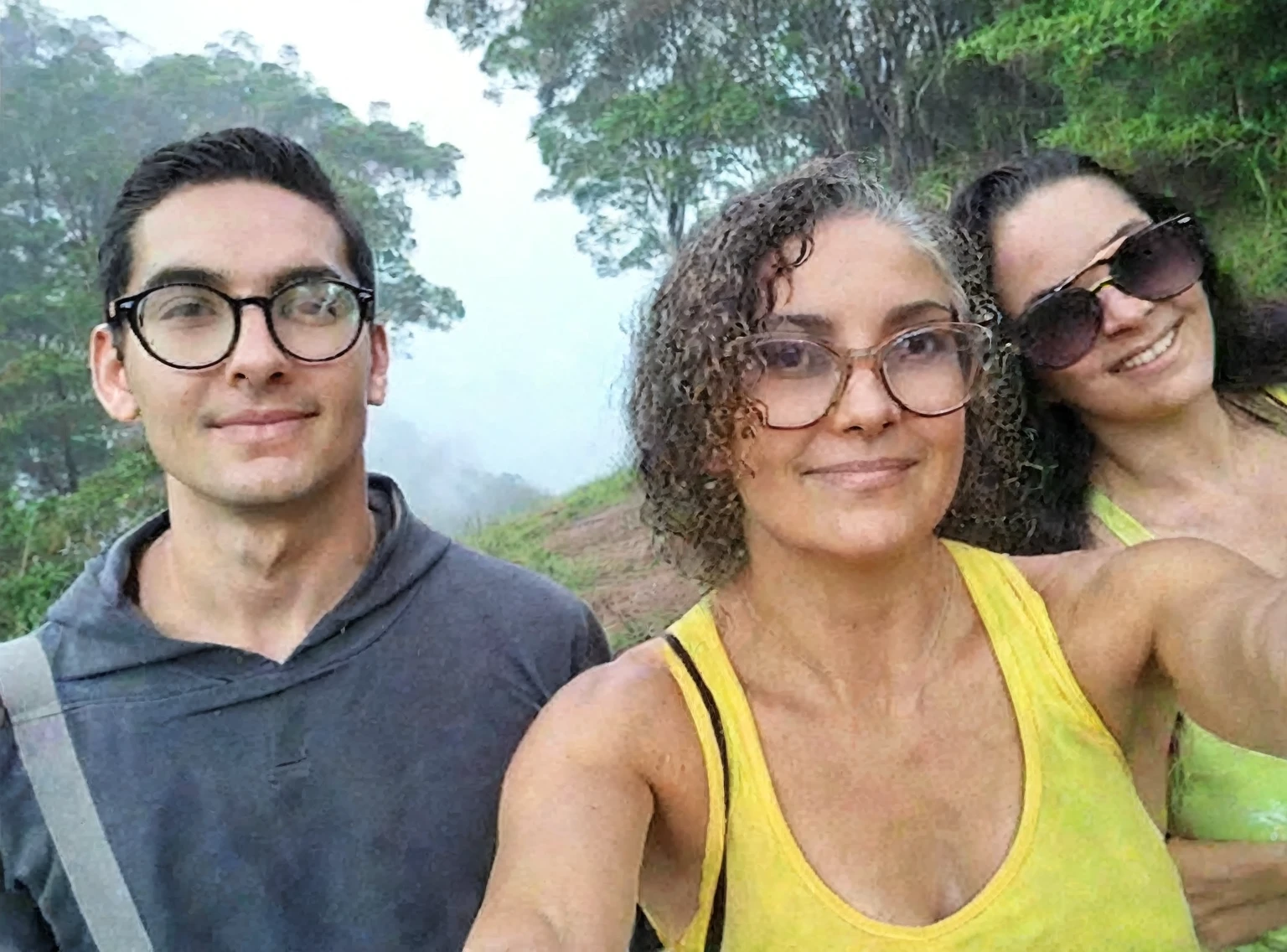 There are three people who are taking a selfie together, imagem de perfil, enevoado day outside, Nevoeiro ao fundo, imagem de avatar, imagem de perfil, powder Nándor Katona, taken at the beginning of 2020, enevoado!, com neblina, na montanha, imagem de perfilture, na frente de um fundo de floresta, com montanhas ao fundo, old camera, foto antiga, vhs.
