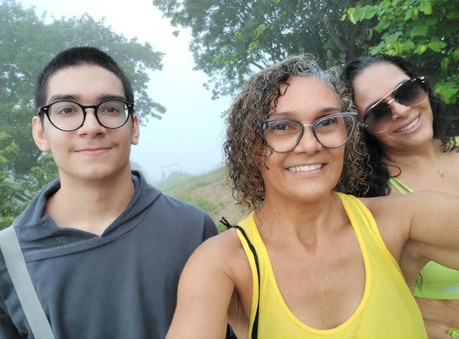There are three people who are taking a selfie together, imagem de perfil, enevoado day outside, Nevoeiro ao fundo, imagem de avatar, imagem de perfil, powder Nándor Katona, taken at the beginning of 2020, enevoado!, com neblina, na montanha, imagem de perfilture, na frente de um fundo de floresta, com montanhas ao fundo, old camera, foto antiga, vhs.