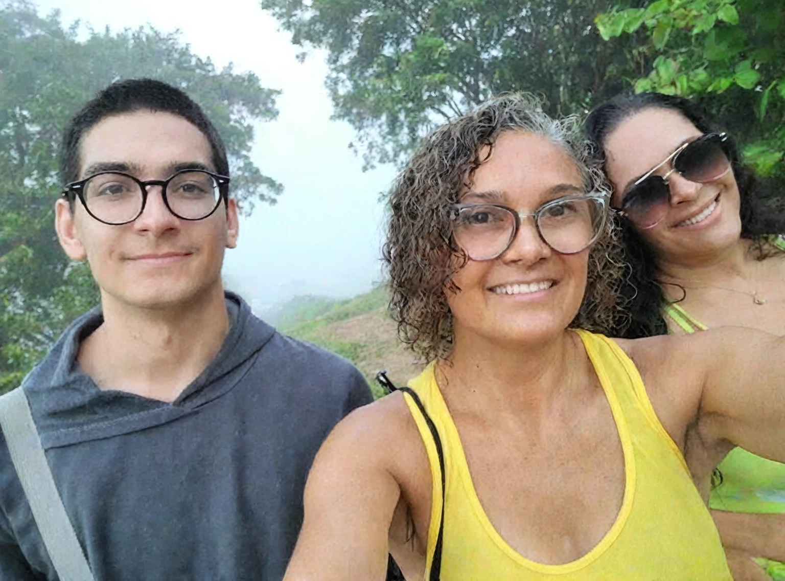 There are three people who are taking a selfie together, imagem de perfil, enevoado day outside, Nevoeiro ao fundo, imagem de avatar, imagem de perfil, powder Nándor Katona, taken at the beginning of 2020, enevoado!, com neblina, na montanha, imagem de perfilture, na frente de um fundo de floresta, com montanhas ao fundo, old camera, foto antiga, vhs.