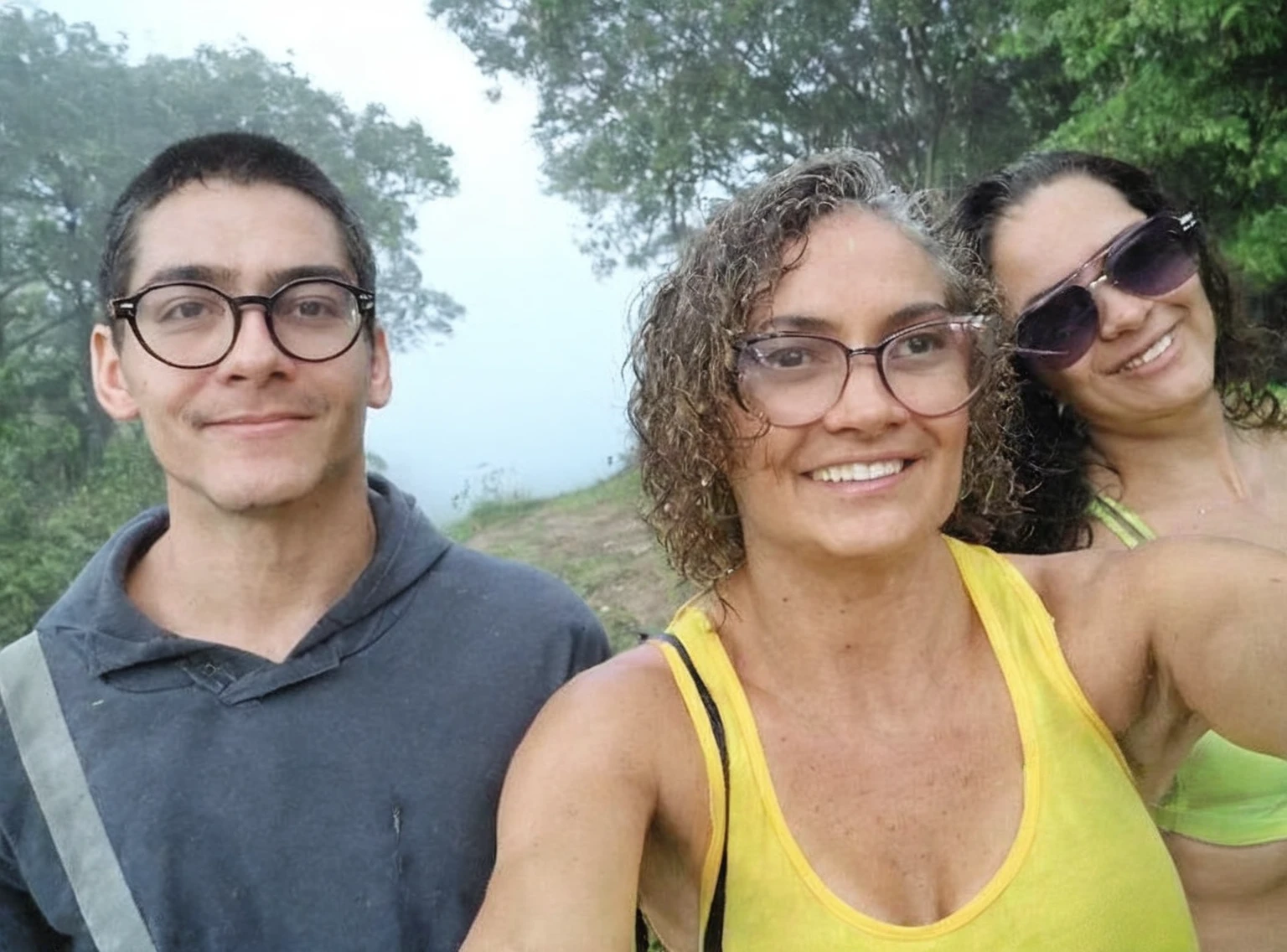 There are three people who are taking a selfie together, imagem de perfil, enevoado day outside, Nevoeiro ao fundo, imagem de avatar, imagem de perfil, powder Nándor Katona, taken in early 2000, enevoado!, com neblina, na montanha, imagem de perfilture, na frente de um fundo de floresta, com montanhas ao fundo, old camera, foto antiga, vhs.