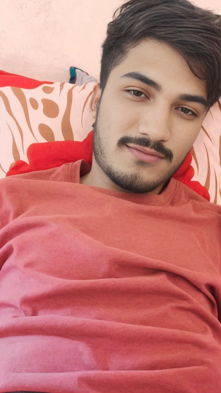 Boy with a colorful shirt and a necklace around his neck, jovem bonito, modelo masculino, Macho bonito, bonito impressionante realista, 8k realista, macho atraente, rosto masculino bonito, rosto detalhado, homem tatuado, jovem atraente, square jawline, rosto detalhado, Detailed crisp tattoo, Serjio Carvajal 8k