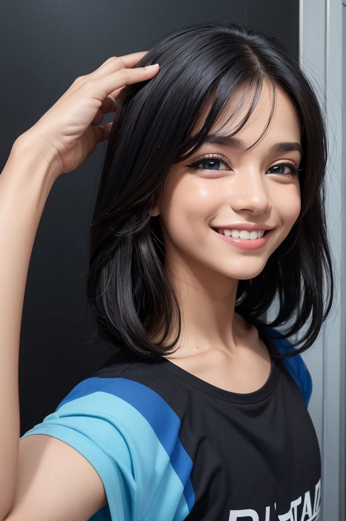 Um garoto de cabelo preto curtinho, olhos castanho escuro, vestindo uma blusa azul escuro sorrindo, no estilo dessnho.