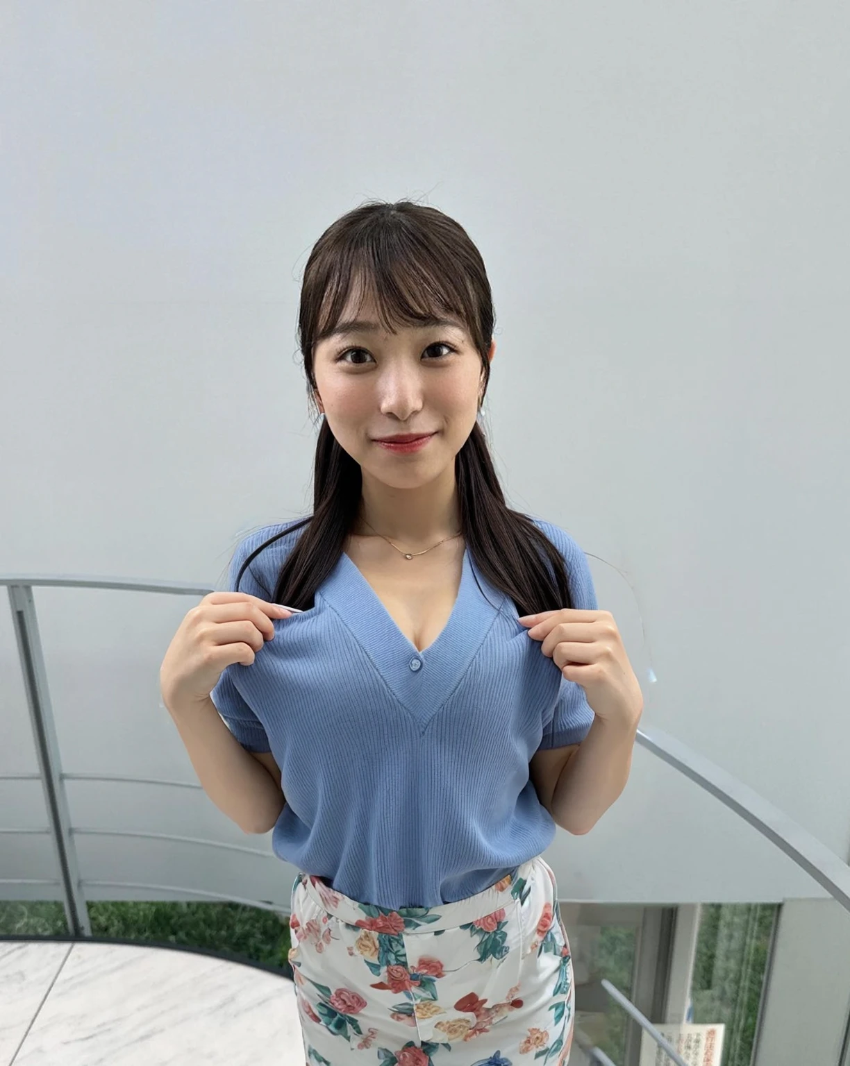 nude、Playing with her nipples、cute、Cleavage