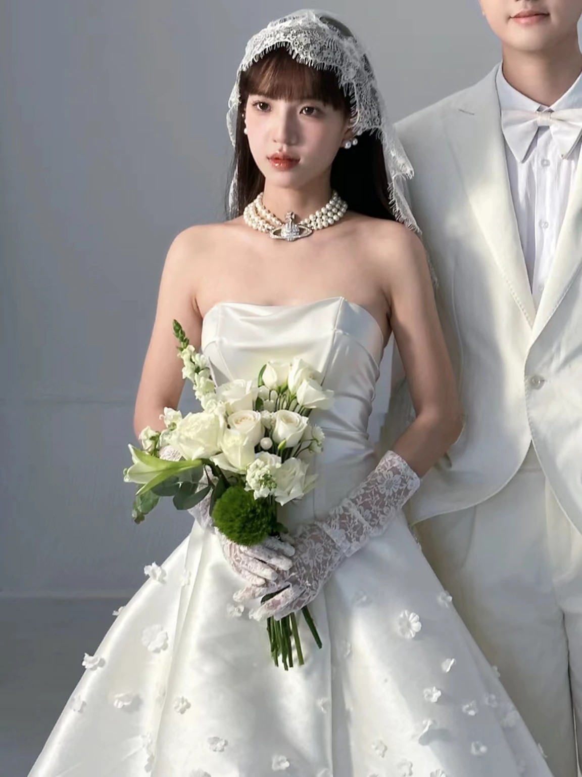 bride holding flowers，transparent，chiffon，milk沟，perspective，Visible wheels，milk，head，8k，小milk房，Visible skin。
