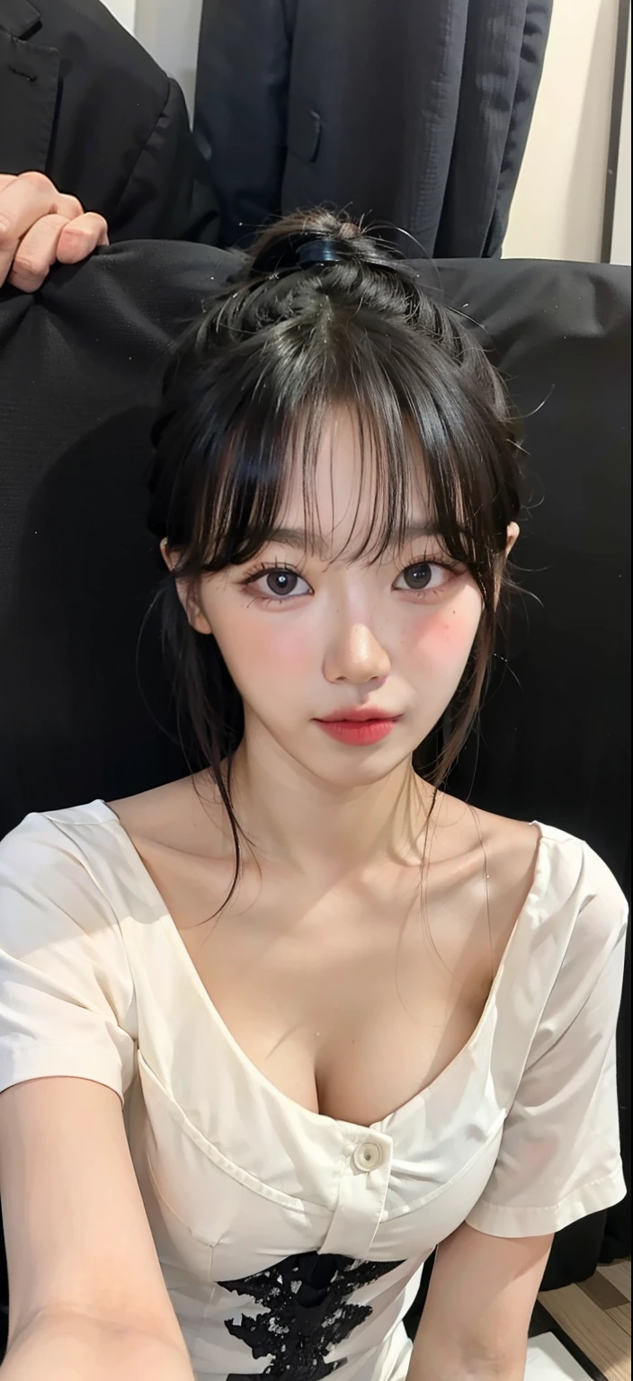 Mujer araffe con un top blanco y un vestido negro posando para una foto, maquillaje popular de corea del sur, maquillaje coreano popular, aparcar desde-min, ulzzang, korean symmetrical face, Retrato realista kawaii, Chaewon leeserafim,19yo,all nede,full nude