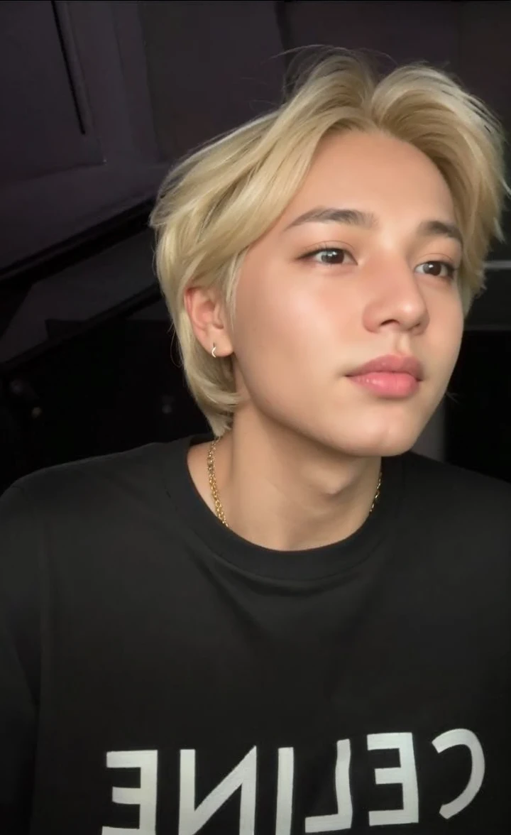 Up close de uma pessoa de cabelo loiro, kim taehyung, with your hand on the side of your face, taehyung