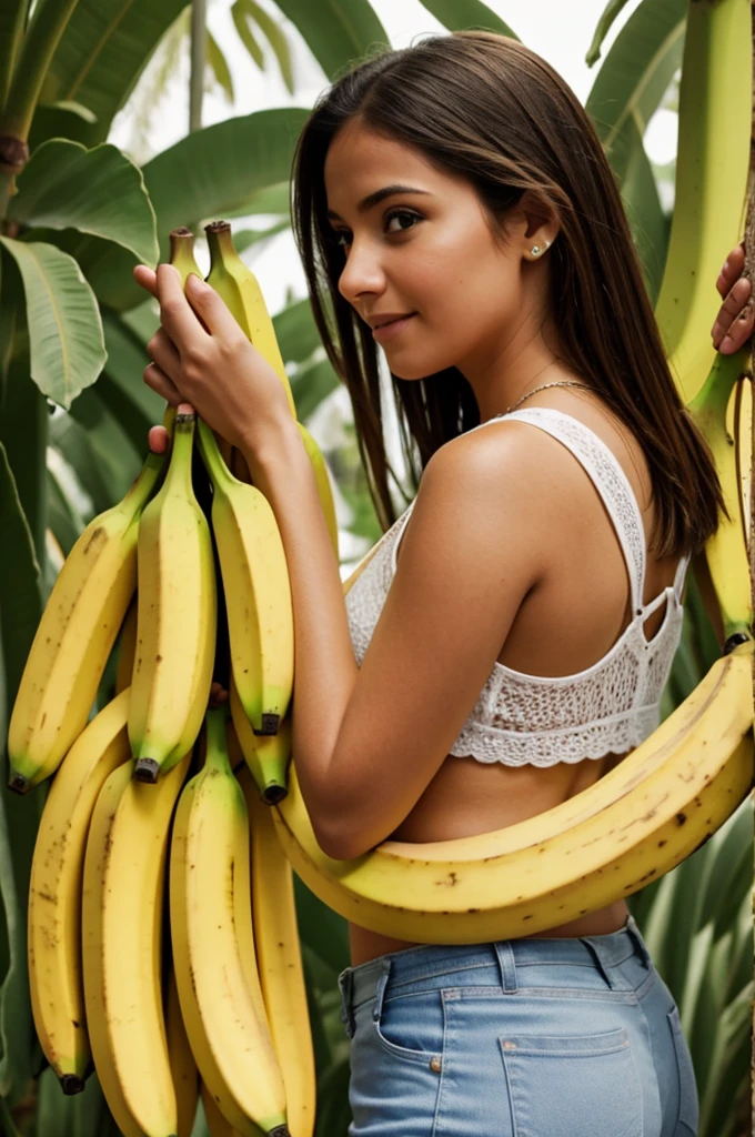 Una chica sentada arriba de una banana