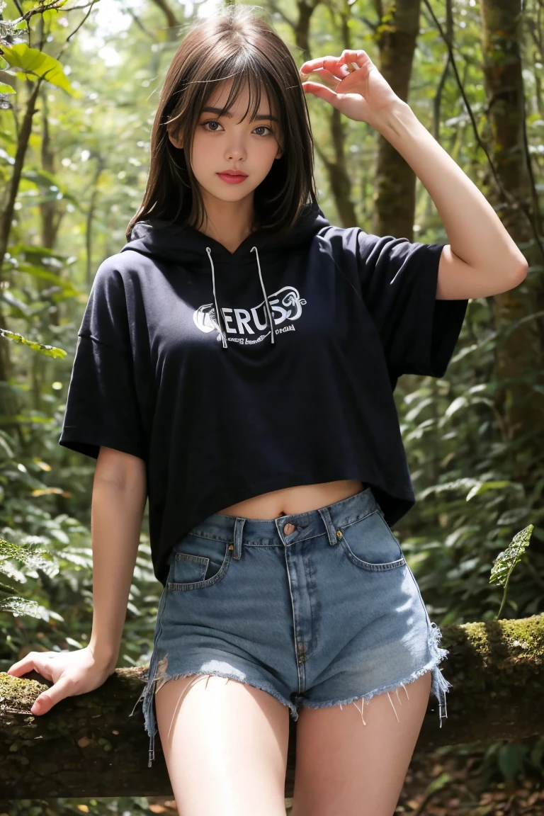 deux femmes ensemble sexy et mince de 18 ans , dans la forêt , short sleeve hoodie et short en jean , position sexy , position sensuelle, se touche ,