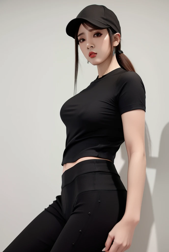 A beautiful woman wearing a black cap and black leggings, camisa apertada, camisa de malha, vestindo camisa apertada, tampo preto, roupas pretas estanques, camisa preta, camiseta preta, usando roupas simples e apertadas, usando roupas pretas apertadas, roupas esportivas, camiseta esportiva, mangas curtas, two piece workout clothes, vestindo camiseta preta, imagem oficial do produto, roupas esportivas