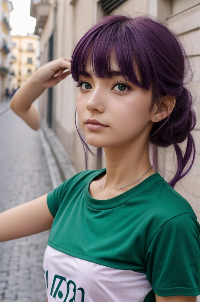 Personaje anime femenino, pelo morado largo, vendas en la cara y cabeza, ojos medios verde agua, camiseta rosa, short morado, vendas por el cuerpo y un perfume en la mano