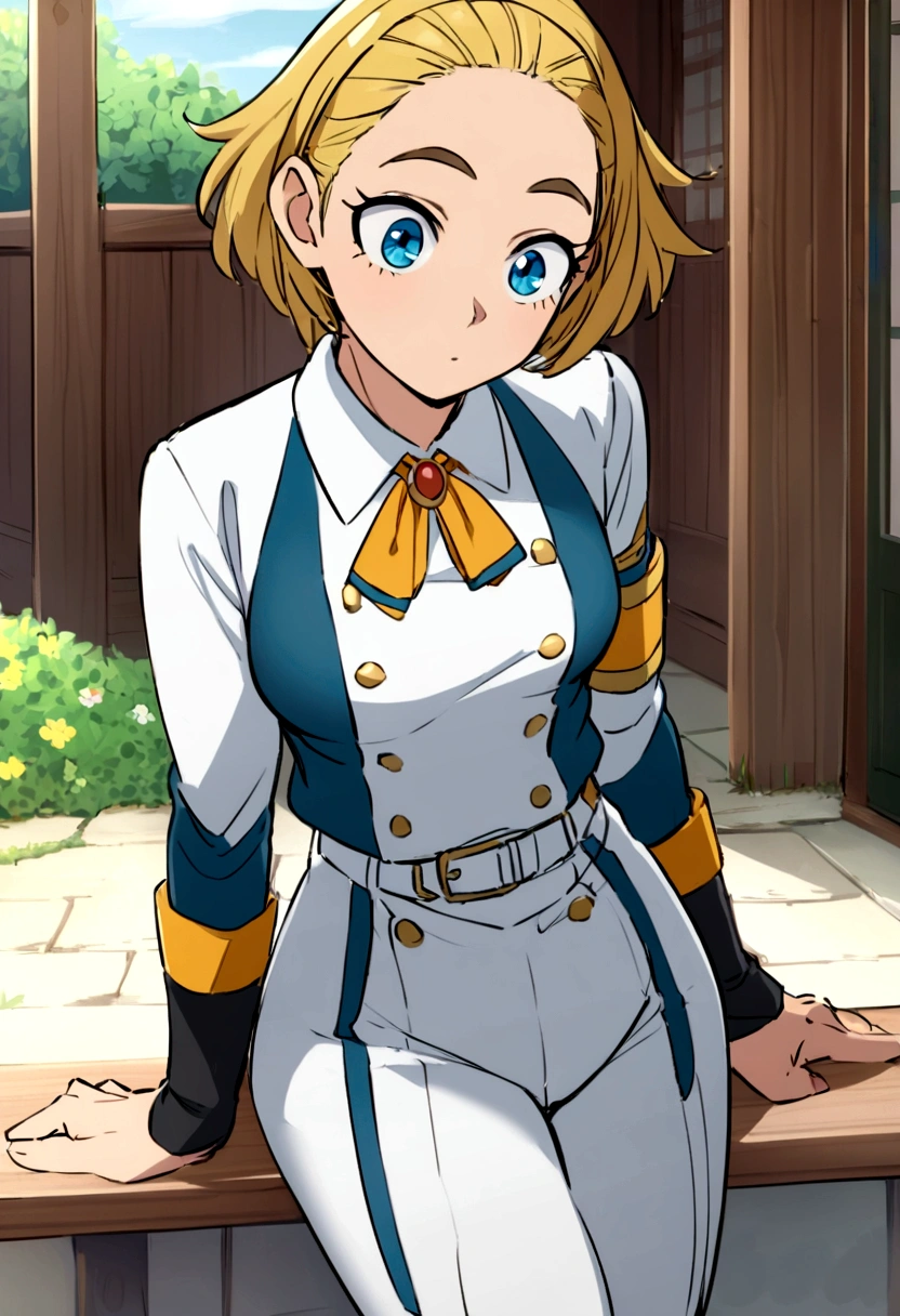 Captura de pantalla de my hero academy. Chica de pelo negro y largo, con flequillo. Tiene los ojos de eterocromia uno azul y otro cafe y tiene una expresion alegre. Lleva puesto el uniforme de la UA y de fondo tiene una clase escolar de la UA y esta sentada ej una mesa