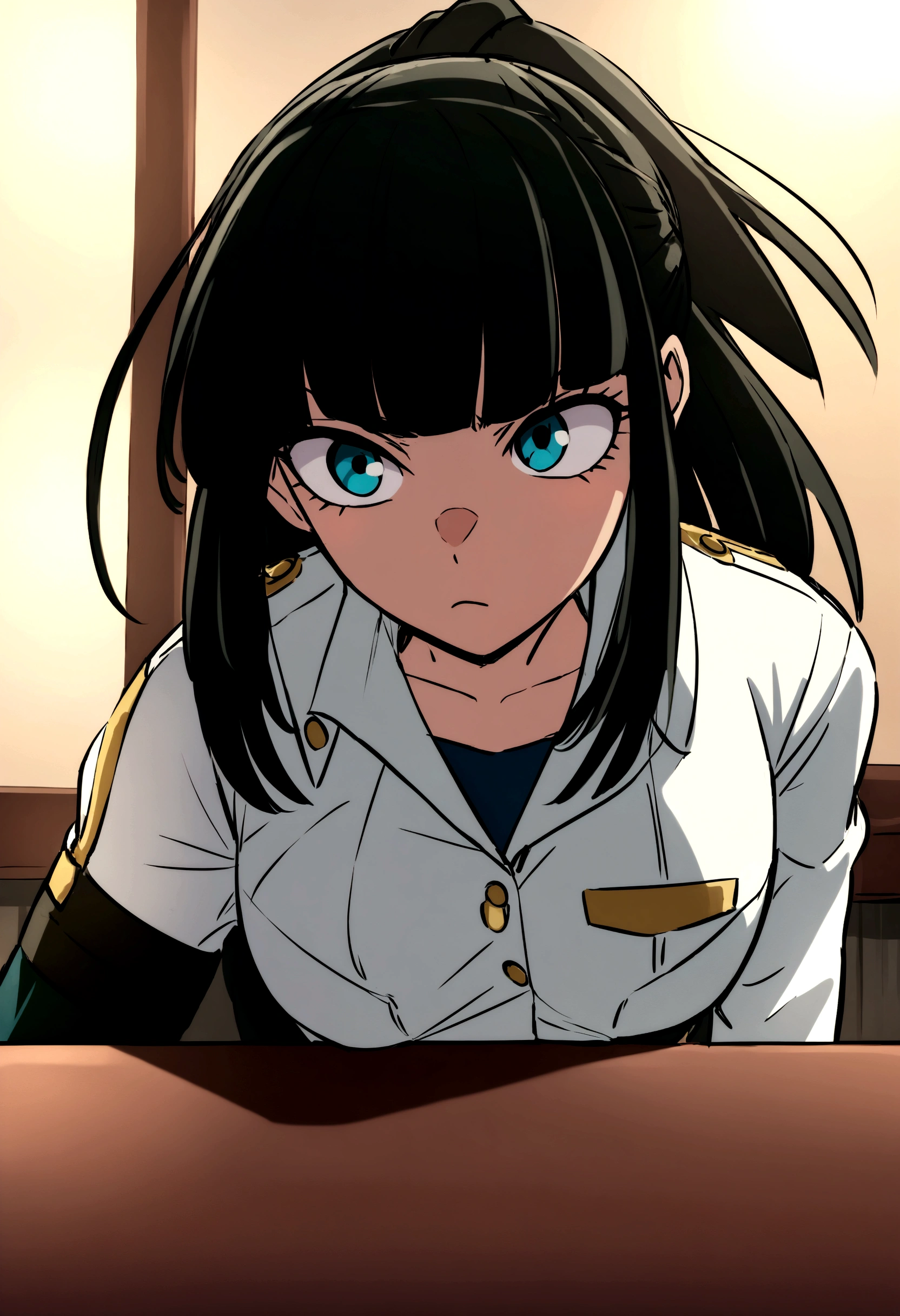 Captura de pantalla de my hero academy. Chica de pelo negro y largo, con flequillo. Tiene los ojos de eterocromia uno azul y otro cafe y tiene una expresion alegre. Lleva puesto el uniforme de la UA y de fondo tiene una clase escolar de la UA y esta sentada ej una mesa