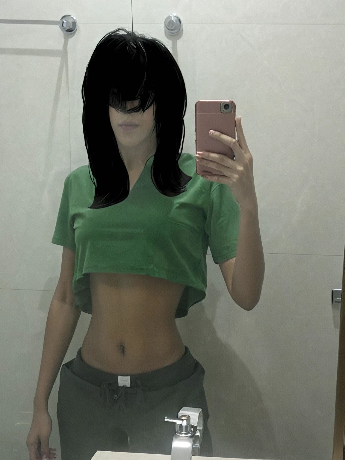 there is a woman taking a selfie in the mirror, foto adequada, 2 modelo feminino de 4 anos, corte de meio corpo, [ rigidly defined abdomen ]!!, [ clearly defined abdomen ]!!, 18 anos de idade, Physicist : a menor barriga de todos os tempos, com cabelo preto liso, tiro do meio do corpo, foto de garota magra