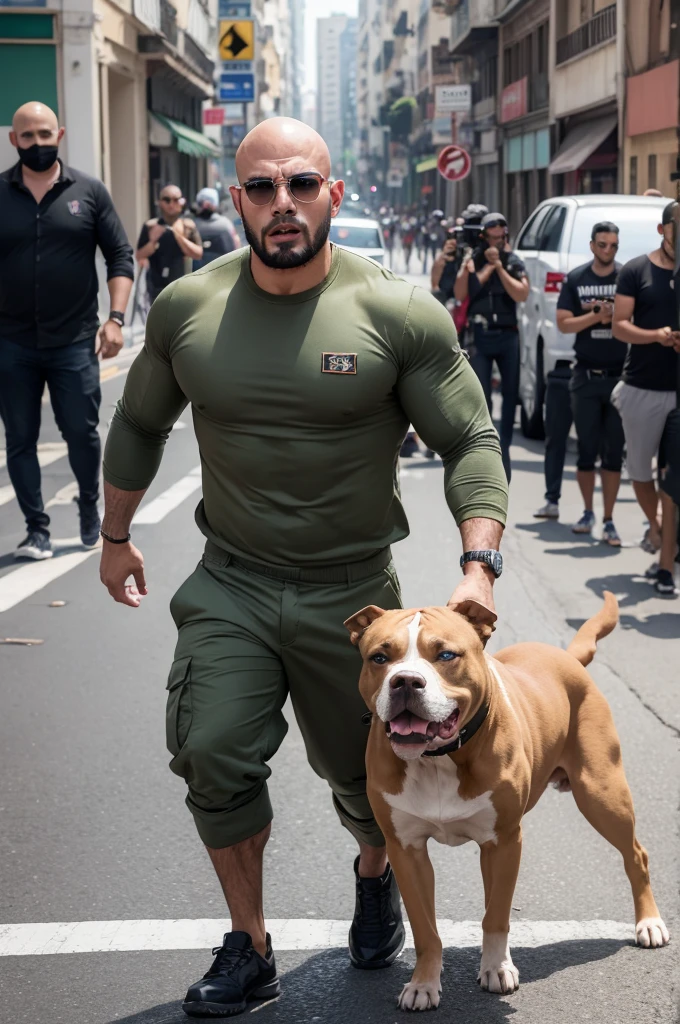 Homem forte bombado com um Pitbull com cara de bravo andando na rua